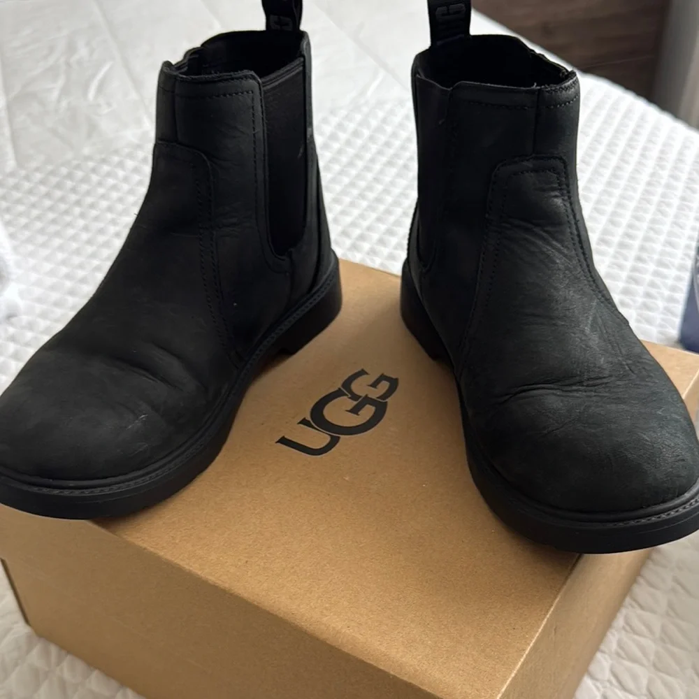 UGG Men's Black Chelsea Leather Boots
